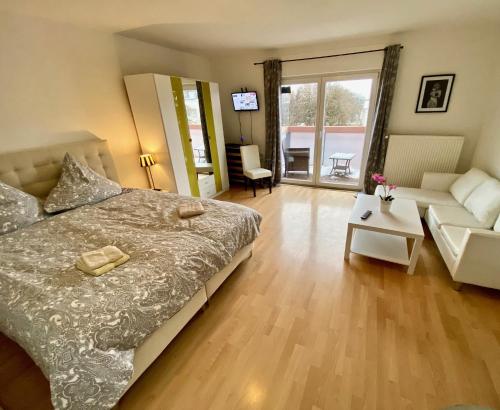 - une chambre avec un lit et un salon dans l'établissement Zentrales WG-Zimmer 1 Ravensburg, Balkon, Kamin, à Ravensbourg