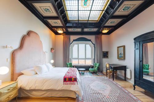 um quarto com uma cama grande e uma clarabóia em Casablu Hotel em Valparaíso