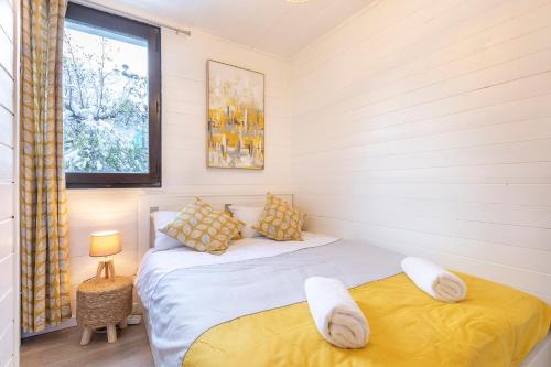 - une chambre avec 2 lits et une fenêtre dans l'établissement Appartement Cham-Vue, à Chamonix-Mont-Blanc