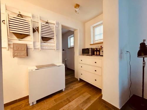 a small kitchen with white cabinets and a refrigerator at Ferienwohnungen Mey Haus zum Rosenstock in Erfurt