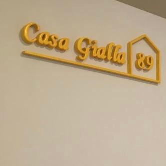 una señal para una casa grille en una pared en Casa Gialla 89, en Garbagnate Milanese