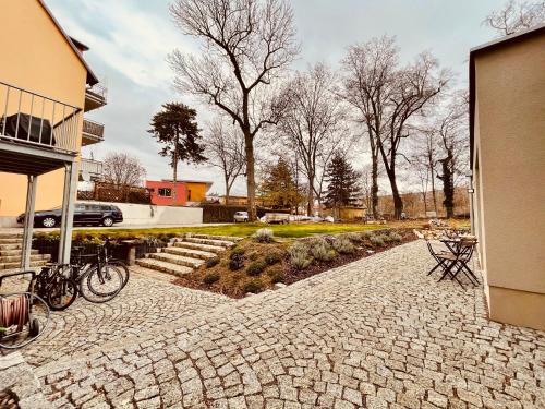 a bike parked next to a building on a brick sidewalk at Ferienwohnungen Mey Haus zum Rosenstock in Erfurt