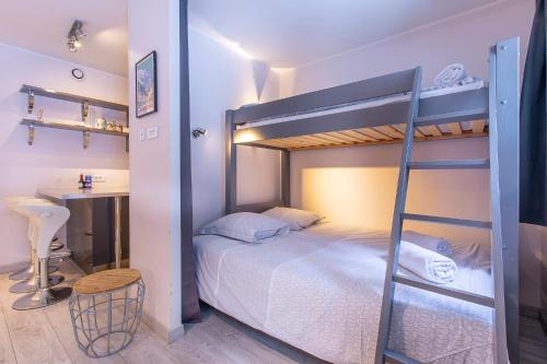une chambre avec un lit superposé et un bureau dans l'établissement Studio Aoste, à Chamonix-Mont-Blanc
