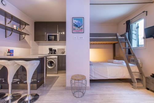 Ce petit appartement comprend des lits superposés et une cuisine. dans l'établissement Studio Aoste, à Chamonix-Mont-Blanc