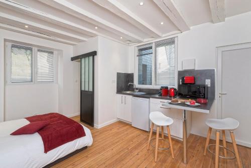 - une chambre avec un lit, une table et des chaises dans l'établissement Hypercentre Calme et Cosy, Impasse Saint Julien, 2eme étage, à Angers