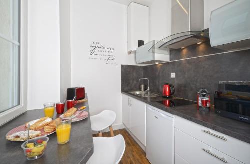 a kitchen with a table with plates of food on it at Hyper Centre Rue Valdemaine in Angers