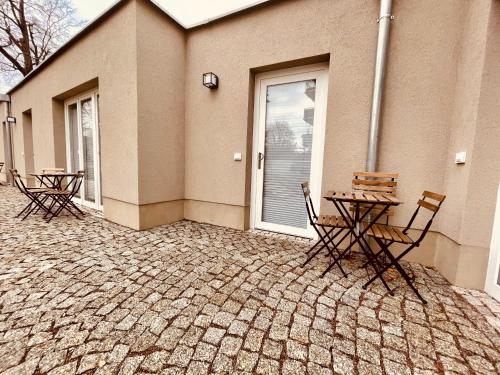 a patio with tables and chairs in front of a building at Ferienwohnungen Mey Haus zum Rosenstock in Erfurt