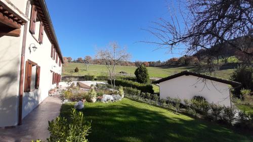 a view of a yard with a house at Casale di Nicolò in Urbino