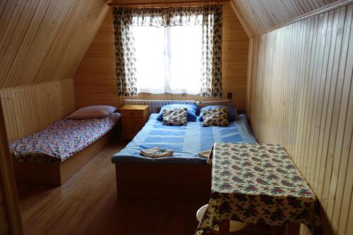 Habitación pequeña con 2 camas y ventana en Willa u Kasi en Zakopane