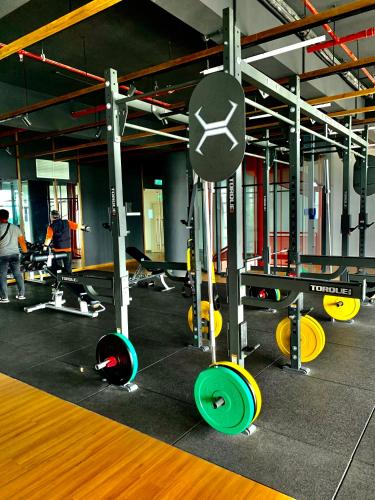 Fitness centrum a/nebo fitness zařízení v ubytování MrK Penthouse at Timurbay