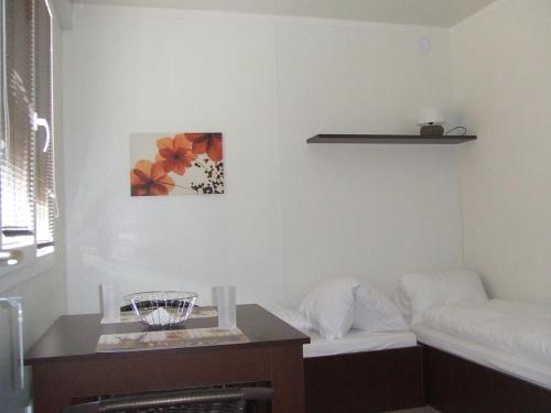 salon ze stołem i kanapą w obiekcie AUTO-AQUA-CYCLOCAMP OSTROŽSKÁ NOVÁ VES w mieście Ostrožská Nová Ves