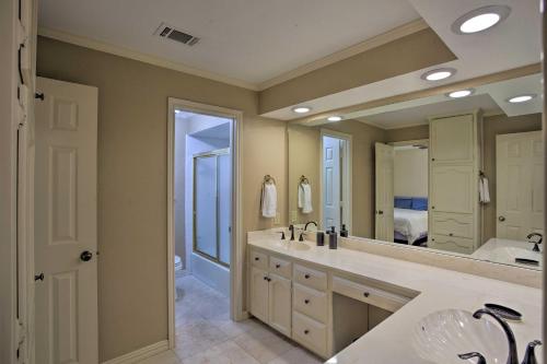 La salle de bains est pourvue d'un grand lavabo et d'un grand miroir. dans l'établissement Pool Table, Patio and Grill Idyllic McKinney Home, à McKinney