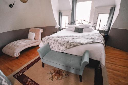 A bed or beds in a room at Bellas Castle Bed and Breakfast