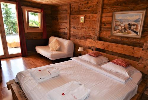 Кровать или кровати в номере Les chambres et Roulottes des Noisetiers