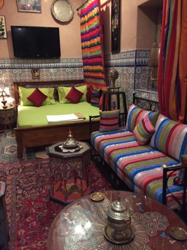 sala de estar con sofá y mesa en ALMARKAB Riad, en Marrakech