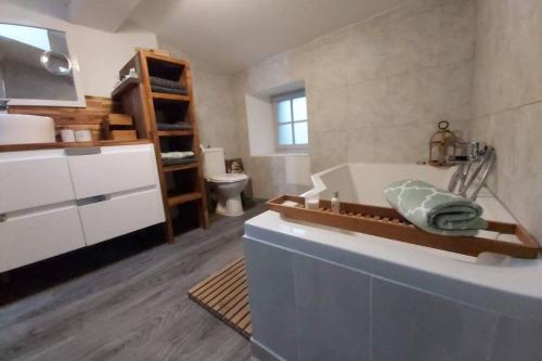 une salle de bain avec une baignoire, un lavabo et des toilettes dans l'établissement Le 68b, à Carcassonne