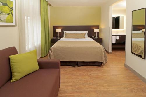 Säng eller sängar i ett rum på Staybridge Suites San Luis Potosi, an IHG Hotel