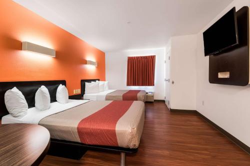 Postel nebo postele na pokoji v ubytování Motel 6 Wilkes Barre Arena