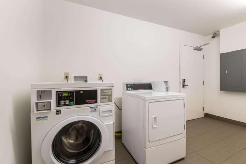 a laundry room with a washing machine and a tv at Motel 6 Wilkes Barre Arena in Wilkes-Barre
