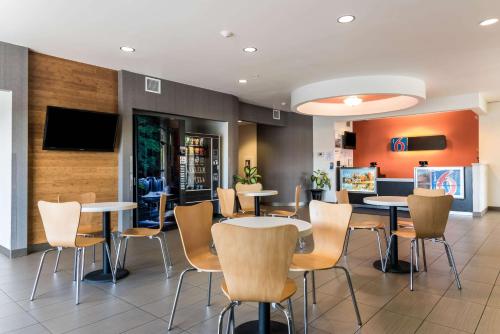 a dining room with tables and chairs and a tv at Motel 6 Wilkes Barre Arena in Wilkes-Barre