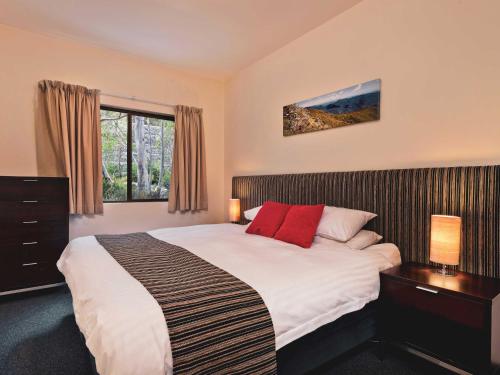 Ένα ή περισσότερα κρεβάτια σε δωμάτιο στο Lantern 1 Bedroom Balcony with Alpine and Village View