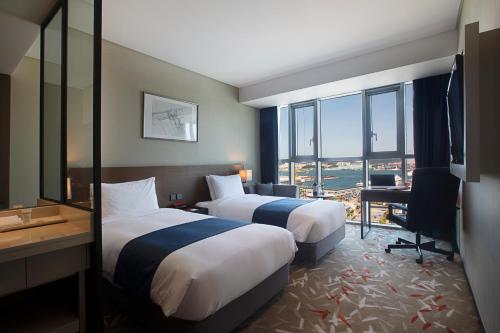 Postel nebo postele na pokoji v ubytování ASTI Hotel Busan Station