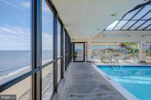 La alberca dentro o cerca de Romantic Beach Inscape -Best Ocean View and Heated Pool