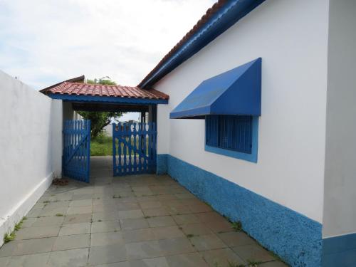 un cancello per una casa con un cancello blu di Casa de Praia Intanhem - Cibratel II a Itanhaém