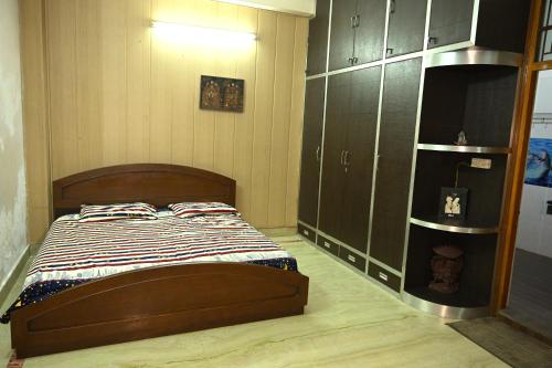 Postel nebo postele na pokoji v ubytování Shri Homestay
