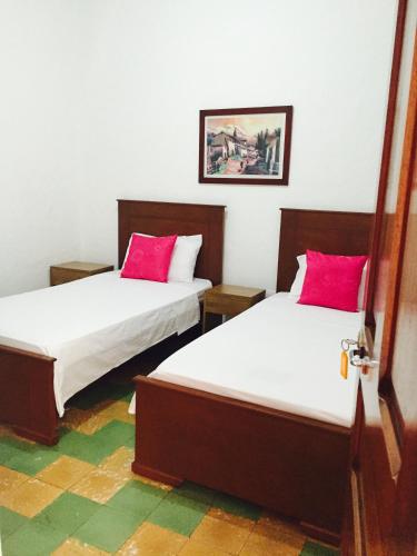 Postel nebo postele na pokoji v ubytování Casa Helga a dos cuadras de la Basílica, casa entera con jardín amplio, 6 habitaciones, 5 baños, cocina, comedor y sala de TV