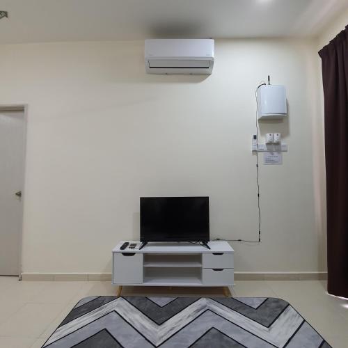 Televisyen dan/atau pusat hiburan di Homestay by NAF
