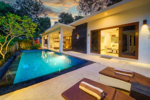 una piscina en el patio trasero de una casa en Villa Collard, en Senggigi 