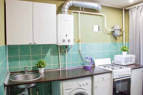 a kitchen with a sink and a washing machine at Апартаменты "Квартирный вопрос" на 23 Мая 24А in Sterlitamak