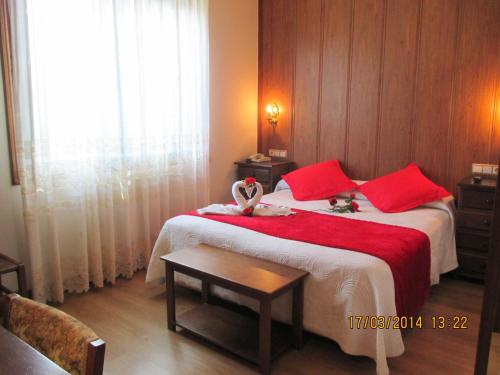 Ένα ή περισσότερα κρεβάτια σε δωμάτιο στο Hotel Playa Samil Vigo