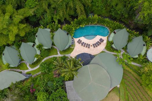 una vista aerea di un resort con piscina di De Moksha Eco Friendly Boutique Resort a Tanah Lot