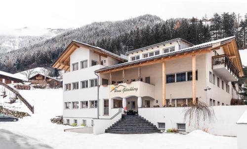 Nespecifikovaný výhled na hory nebo výhled na hory při pohledu z hotelu