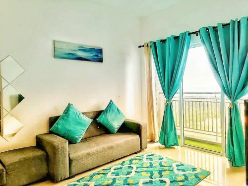 - un salon avec un canapé et une fenêtre dans l'établissement Enjoy the sunset @ Bright mesahill condo, à Nilai