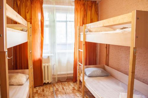 ステルリタマクにあるApartment "Kvartirniy Vopros" on Kommunisticheskaya 84の二段ベッド2台と窓が備わる客室です。