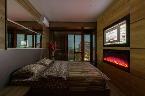 City center. Panoramic windows. Fireplace.