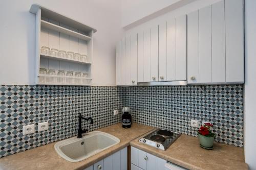 Η κουζίνα ή μικρή κουζίνα στο Niriides Luxury Studios