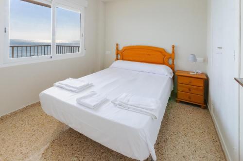 タベルネス・デ・ラ・バルディグナにあるTuriaのベッドルーム1室(窓、白いベッド1台付)