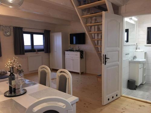une chambre avec une cuisine et un escalier dans une maison dans l'établissement Bajkowe Domki, à Duszniki-Zdrój