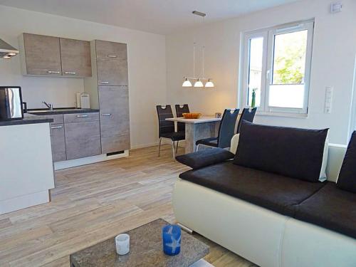 ein Wohnzimmer mit Couch und Küche in der Unterkunft Appartement Fienchen 1 SZ Terrasse by Unsere Urlaubszeit in Kellenhusen