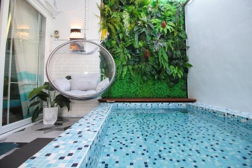 a pool with an indoor garden in a house at 墾丁恆春-海角42號一館泳池Villa包棟 in Hengchun South Gate