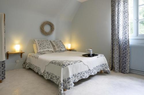 Postel nebo postele na pokoji v ubytování Chambres d'hôtes du Jardin Francais