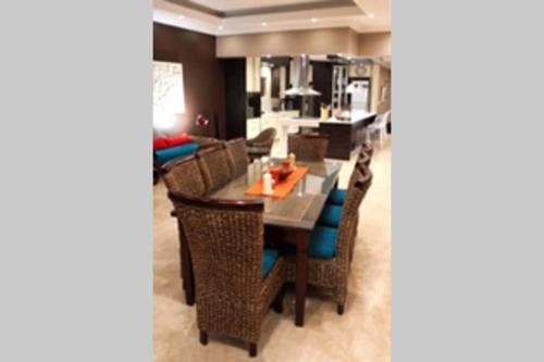 Φωτογραφία από το άλμπουμ του 4 Bedroom Luxury Home with View of the Ocean and Table Mountain στο Κέιπ Τάουν