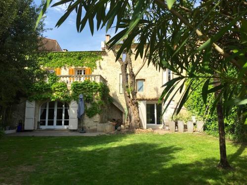 - une vue sur l'extérieur d'une maison avec une cour dans l'établissement Clos de la Colombe, à Pouzols