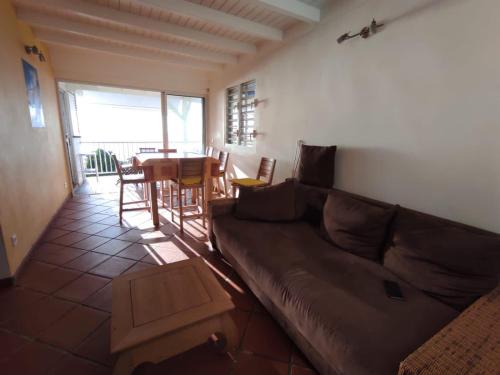 sala de estar con sofá y mesa en Villa Azur B, en Bouillante