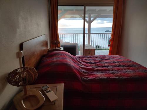 1 dormitorio con 1 cama y vistas al océano en Villa Azur B, en Bouillante