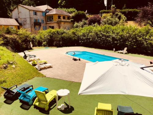 a backyard with a swimming pool with chairs and a tent at Domaine Du Moulin Vallée Heureuse in Poligny